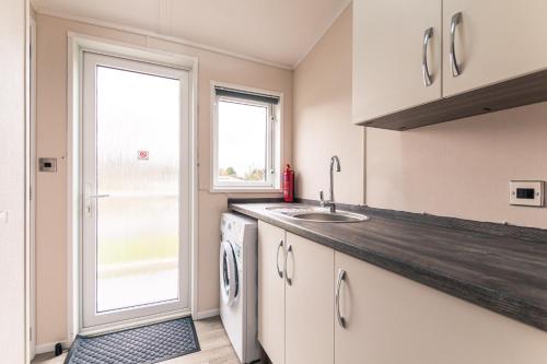 Lakeside View Lodge with Hot Tub