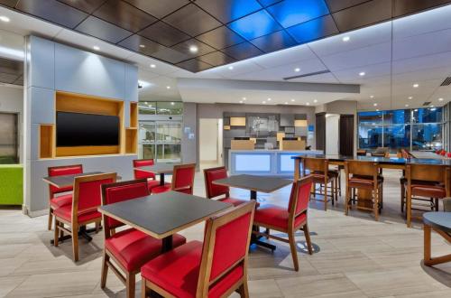 Restaurant, Holiday Inn Express & Suites Jersey City - Holland Tunnel by IHG in Jersey City (NJ)