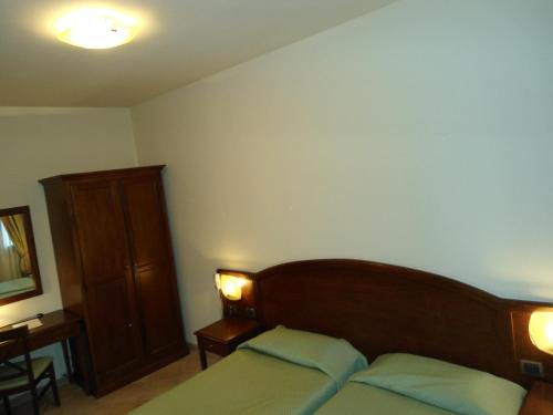 2 twin beds
