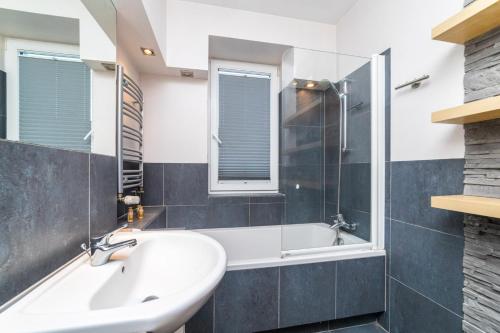 OneApartments - Grey - image 4