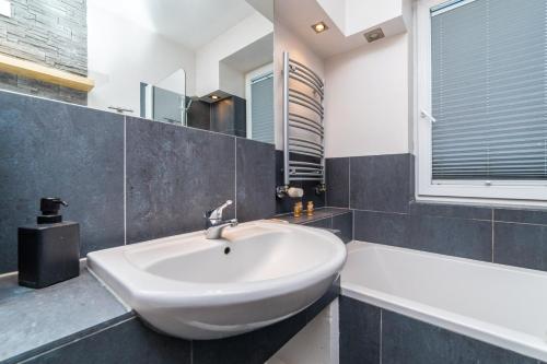 OneApartments - Grey - image 8
