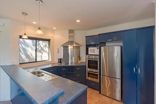 Kitchen, On The Rocks in Britannia Heights