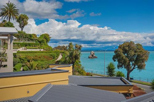 View, On The Rocks in Britannia Heights