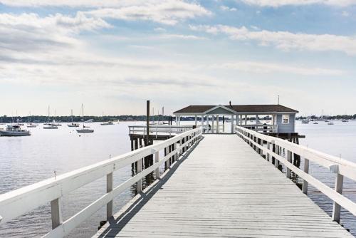 Fathoms Hotel & Marina