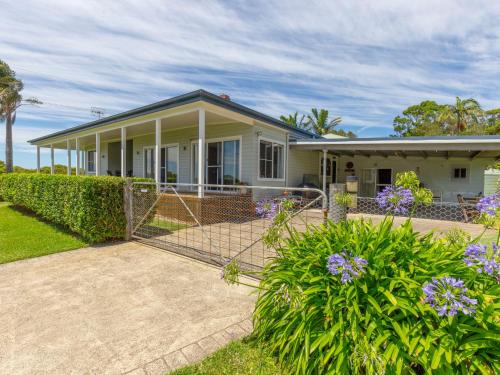 Black Possum Cottage - Views of the Bay