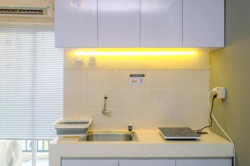 Kjøkken, Best and Simply Homey Studio Cinere Resort Apartment By Travelio in Nord-Jakarta