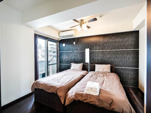 2 twin beds, 1 sofa bed