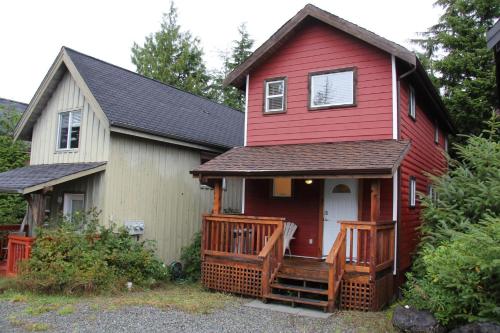 Cozy 2 Bedroom Waterfront Cottage With Hot Tub! in Ucluelet, Canada