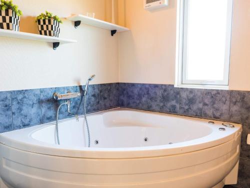 Spa, Tranquil Cottage with Spa and Sauna-By Traum in Hemmet