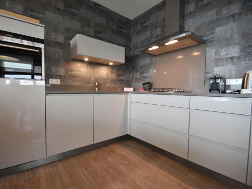 Spacious waterfront apartment - image 9