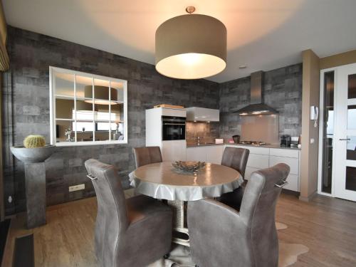 Spacious waterfront apartment - image 12