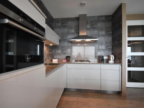 Spacious waterfront apartment - image 6