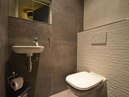 Spacious waterfront apartment - image 11