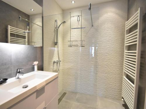 Spacious waterfront apartment - image 14