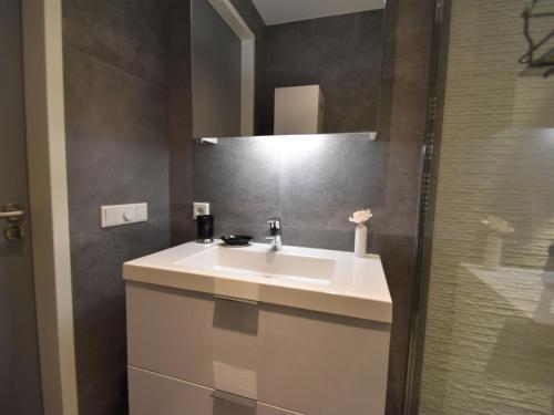Spacious waterfront apartment - image 2