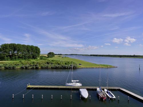 Spacious waterfront apartment - image 7