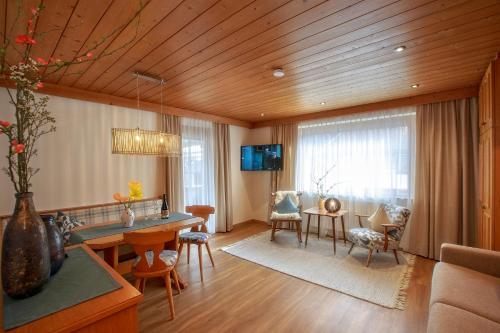 2 bedrooms, 3 beds