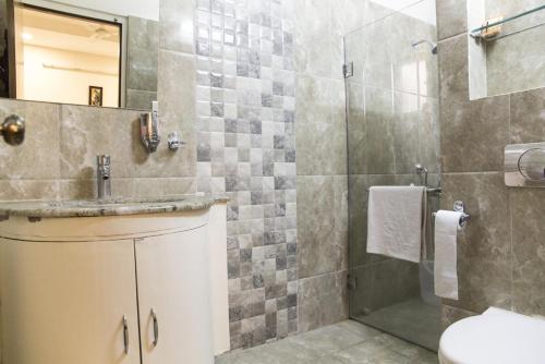 skyla service apartment road no10 banjara hills near indo american hospital