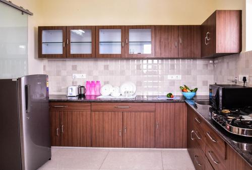 skyla service apartment road no10 banjara hills near indo american hospital