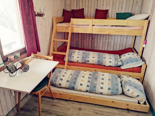 1 double bed, 1 twin bed