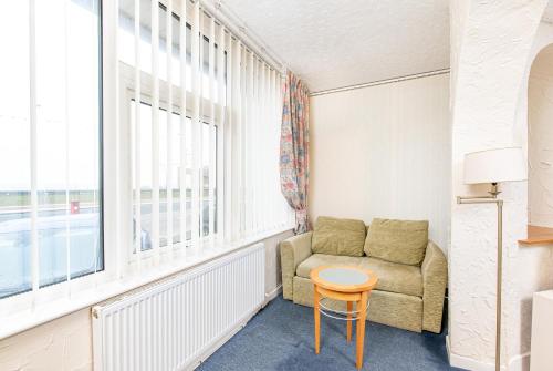 Apartment 1 - Ground-Floor Studio Apartment image 5
