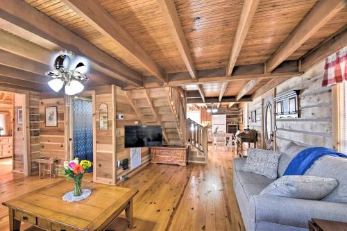 The Lake Place Cabin with Golf Cart and Free Kayaks! in Lavonia, USA