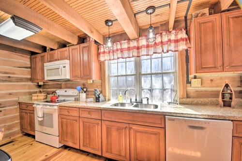 The Lake Place Cabin with Golf Cart and Free Kayaks! in Lavonia, USA