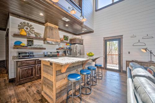 Luxury Cabin Getaway 1 Mi To Broken Bow Lake! in De Queen