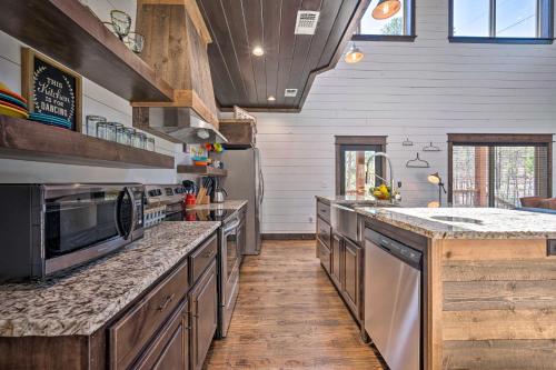 Luxury Cabin Getaway 1 Mi To Broken Bow Lake! in De Queen