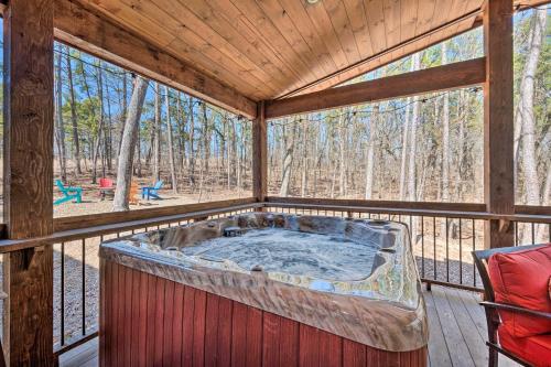 Luxury Cabin Getaway 1 Mi To Broken Bow Lake! in 德昆
