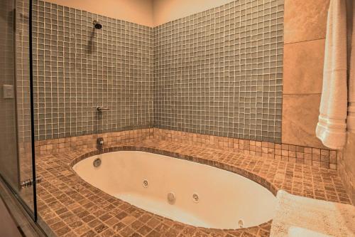 Chic Abode with City Views, 2 Mi to Museum Park