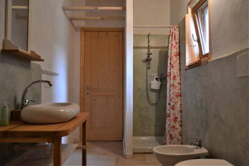 Bathroom, Strohballenhaus Valle delle Rose in Barchi