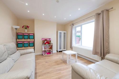 GuestReady - Modern 2BR Home in Salford