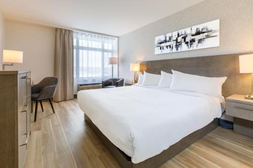 Repotel Aéroport Québec Room Type - King Room with Roll-In Shower - Disability Access
