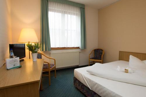 1 double bed, 1 twin bed
