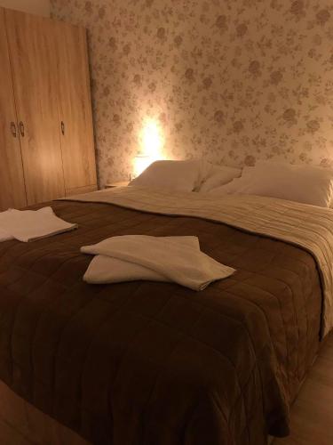 Royal De Lux - main image