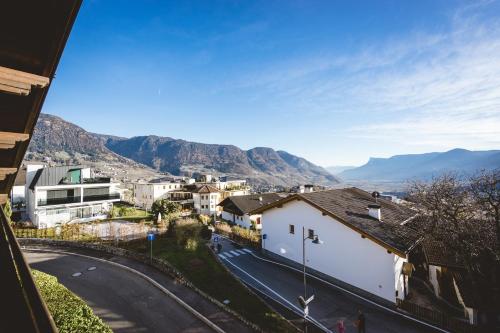 Apartment with Mountain View