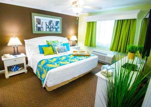 Grand Palms Resort The 4-star Plantation Resort offers comfort and convenience whether youre on business or holiday in Surfside Beach (SC). The hotel offers a wide range of amenities and perks to ensure you have a grea