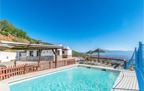  Nice home in Málaga with Outdoor swimming pool, WiFi and 3 Bedrooms, Ferienwohnung in Málaga