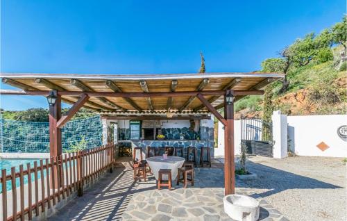  Nice home in Málaga with Outdoor swimming pool, WiFi and 3 Bedrooms in Málaga