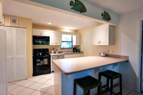 Family style beach resort condo on quiet west end A104 - image 3