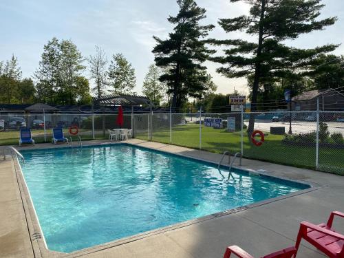 Úszómedence, Wasaga Beach Inn And Cottages in Wasaga Beach (ON)