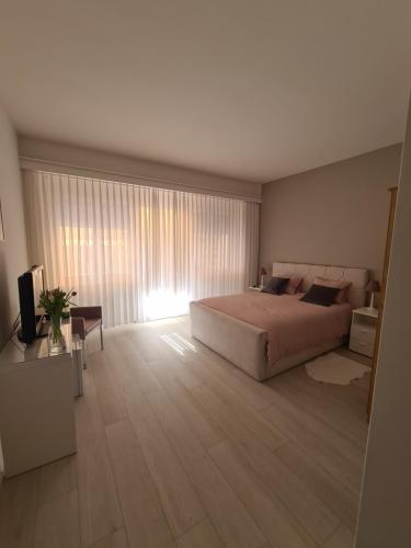 Double Room with Balcony and Lake View