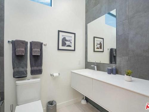 4 bedroom 5 beds Villa #KI in Los Angeles, USA