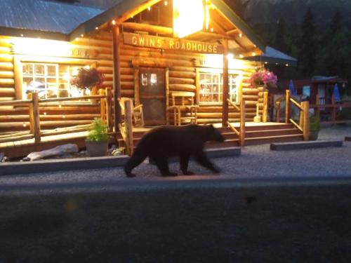 Gwin's Lodge & Roadhouse - Accommodation - Cooper Landing