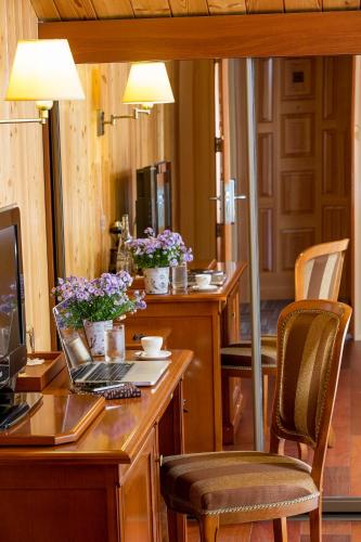 Esperanza Resort & SPA IDW Esperanza Resort is conveniently located in the popular Trakai area. Featuring a complete list of amenities, guests will find their stay at the property a comfortable one. Free Wi-Fi in all rooms,