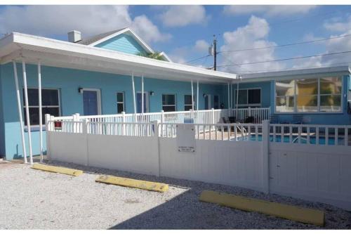 Wave Resort, Studio A2, Beach steps away!Pool+WiFi