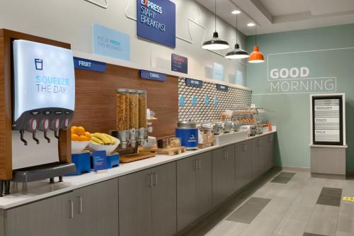 Holiday Inn Express Hotel & Suites Norfolk Airport by IHG in Norfolk, USA
