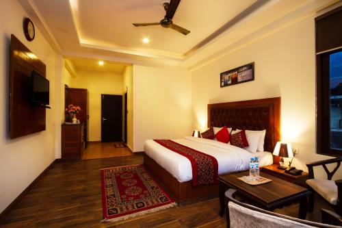 Double Room with Mountain View image 6