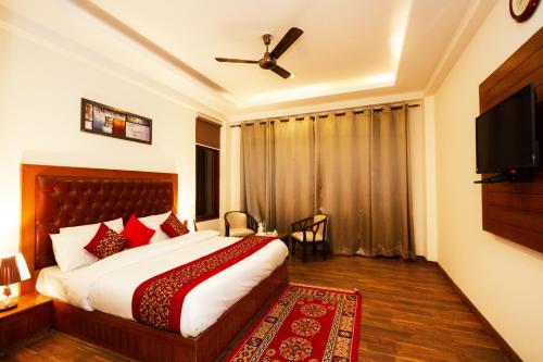 Double Room with Mountain View image 5